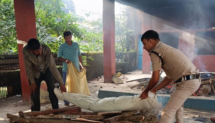 Doon Police fulfilled its duty of humanity, cremated the unclaimed dead body with full Hindu rites.