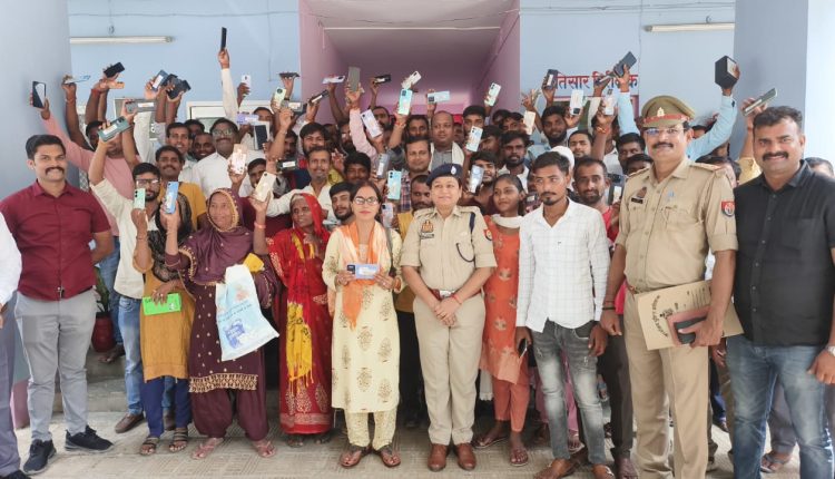People's faces lit up after finding their lost mobile in the police line, thanked Bhadohi police