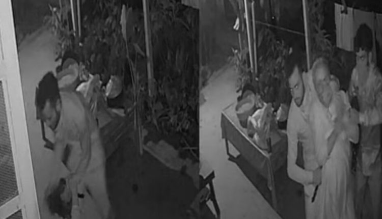 Grandmother reminded the miscreants, the old man fought with the robbers to save her husband